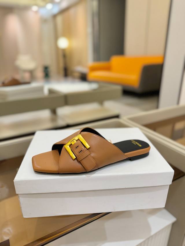 价格P： * 巴尔曼2025最新款走秀方头平底拖鞋 品牌巴尔曼由法国时装设计师 皮埃尔.巴尔曼 先生创立于1945年的老牌定制时装屋，与、并列成为二战之后的定制