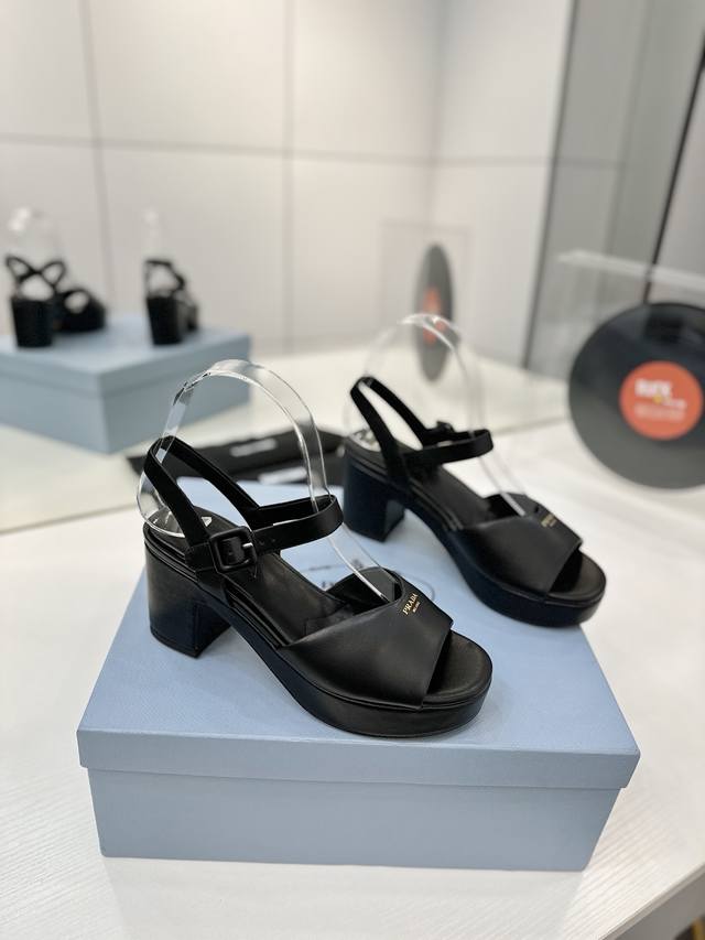 工厂P价 普拉达水台 春秋季新品 Saffiano高跟厚底绒面皮凉鞋，秉承现代设计理念，绽现精致魅力。 织物的新雅色彩平添明艳格调。标志性三角形徽标彰显品牌特色