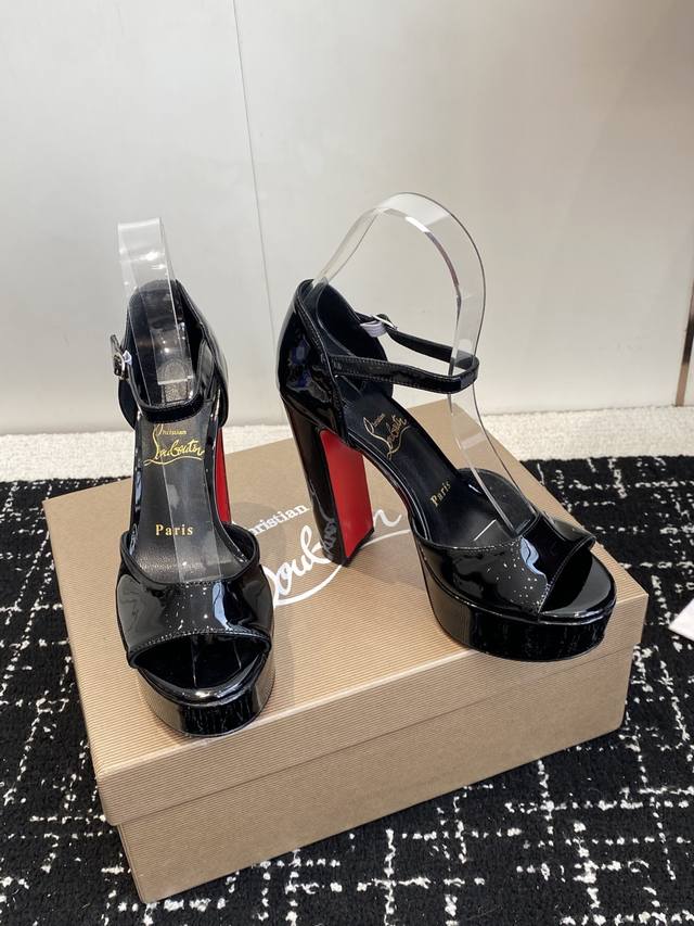 代购级 2026春夏新款时装走秀 防水台 高跟凉鞋 Cl红底永远的 放在哪里平平无奇，一上脚绝了 鞋面:原版开模进口漆皮 真丝 麂皮 内里:羊皮 大底:真皮大底