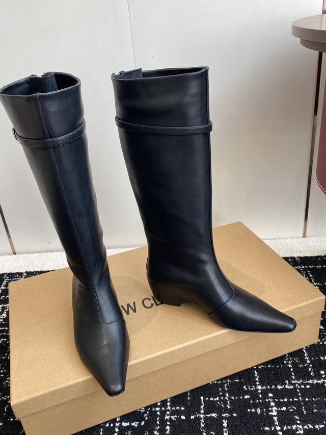 代购级 小众Lowclassic 2025 Fw Classic压街骑士靴 近期火爆Lowclassic小众单品压街火爆骑士靴，炒鸡柔软舒适矮跟鞋、时髦绝对不等