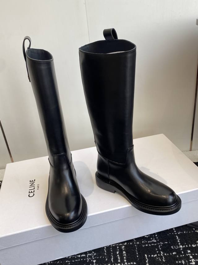 代购级 Celine塞琳 2025秋冬新款杨幂同款骑士靴 凯旋门英伦风短靴 简约大气时髦 耐看不过时 是时尚圈永不退潮的经典所在，复古的英伦风格，让你穿出不一样