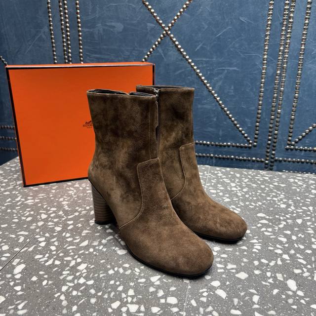 HermèS 爱马仕经典短靴鞋 独特的鞋跟设计元素 圆头短靴 面料：牛皮 内里垫脚：羊皮 大底：真皮大底 跟高：8Cm Size：35-42码 40 41 42