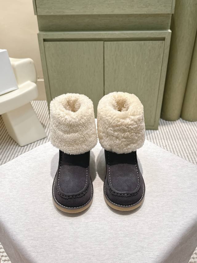 代购级 Chloé 蔻依 2025S秋冬羊羔毛雪地靴 进口牛反绒+真羊毛内里，质感细腻又透气，穿着超舒适厚实羊羔毛翻领，保暖力满分，生胶鞋底防滑耐磨，日常通勤或
