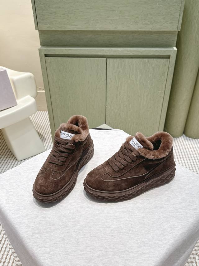 代购级 Jimmychoo周仰杰2025S秋冬新款厚底坡跟休闲鞋 这款拖鞋采用皮毛一体设计，鞋面柔软皮革，内里厚实毛绒，保暖力满分。橡胶鞋底防滑，秋冬室内或短途