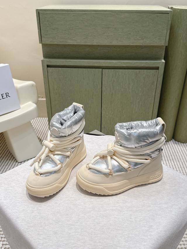 代购级 Moncler2025新款雪地靴 奢华与功能的完美融合 行走的羽绒服:防水尼龙+加绒内里，-10℃也能暴走雪地 工业风美学:粗绳鞋带+撞色，机能感拉满