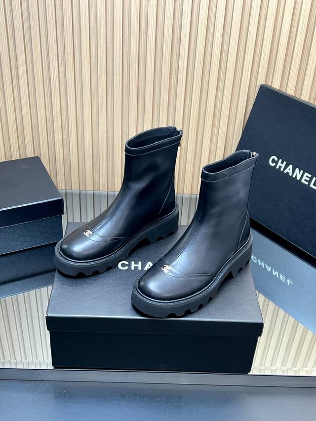 顶级版本 Chane*｜小香2025经典简约百搭拼色短靴 本季秋冬季节必备单品！香奈儿女士钟爱简约又难以抗拒系 搭配展现与众不同的穿搭风格。时尚达人鞋柜必备款！