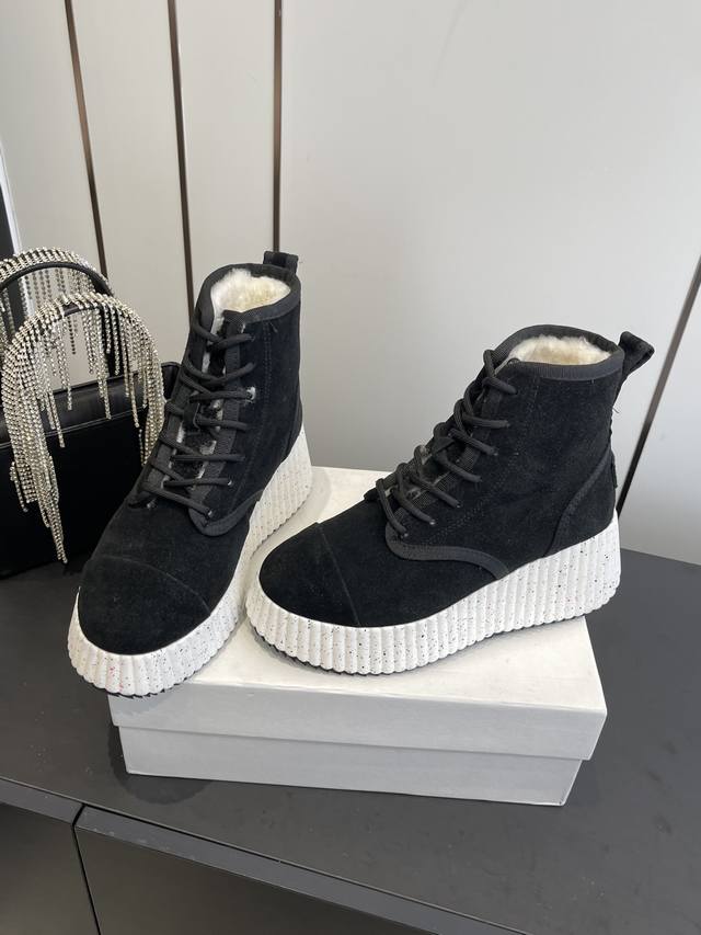 Chloe蔻依 专柜同步上市新款雪地靴， 这款面料使用进口牛反绒 内里 真羊毛 质感清爽透气不焖脚 时尚简约范儿 女神都爱 美翻啦 5Cm超轻橡胶发泡抽真空大底