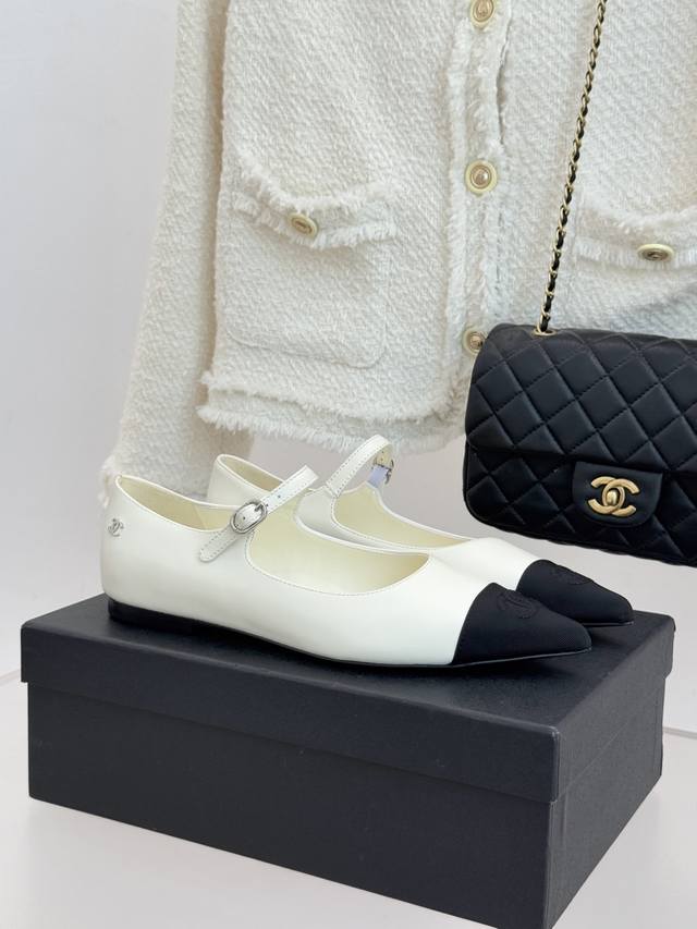 厂价 Chane*｜小香25K拼色尖头平底玛丽珍鞋 经典黑白拼色 将优雅与酷飒融合 尖头设计线条利落 轻轻一穿 拉长脚部线条 时髦气场瞬间拉满 诠释成熟冷冽的都