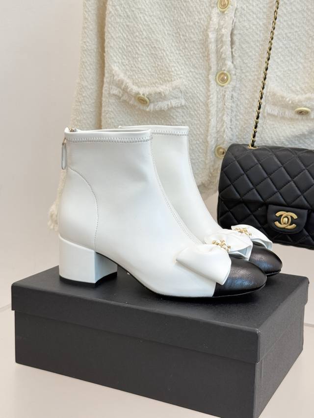 厂价 Chane*｜小香 25K蝴蝶结链条拼色 粗跟弹力靴 当巴黎的浪漫基因邂逅现代锋芒 这款短靴以标志性元素重构优雅定义。 链条与立体蝴蝶结形成柔刚对话， 每