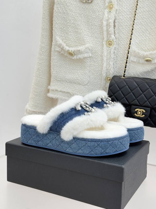 厂价 Chane*｜小香经典双C水钻扣厚底夹脚 人字拖毛拖 当丰盈绒毛裹住厚底的随性 水钻双C在鞋面点亮光芒 这款毛拖便打破了拖鞋的场景边界 它以品牌经典符码为