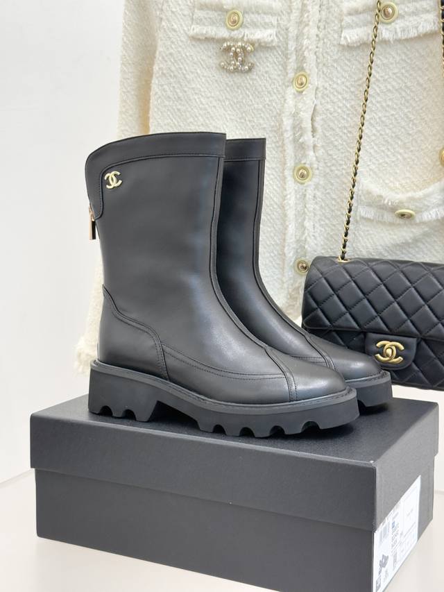 厂价 Chane*｜小香经典拼色厚底短靴 延续品牌经典黑白对比基因， 以亮面牛漆皮拼接进口磨砂皮 光泽与细腻质感碰撞出强烈视觉张力。 鞋跟或鞋侧暗藏的双C金属标