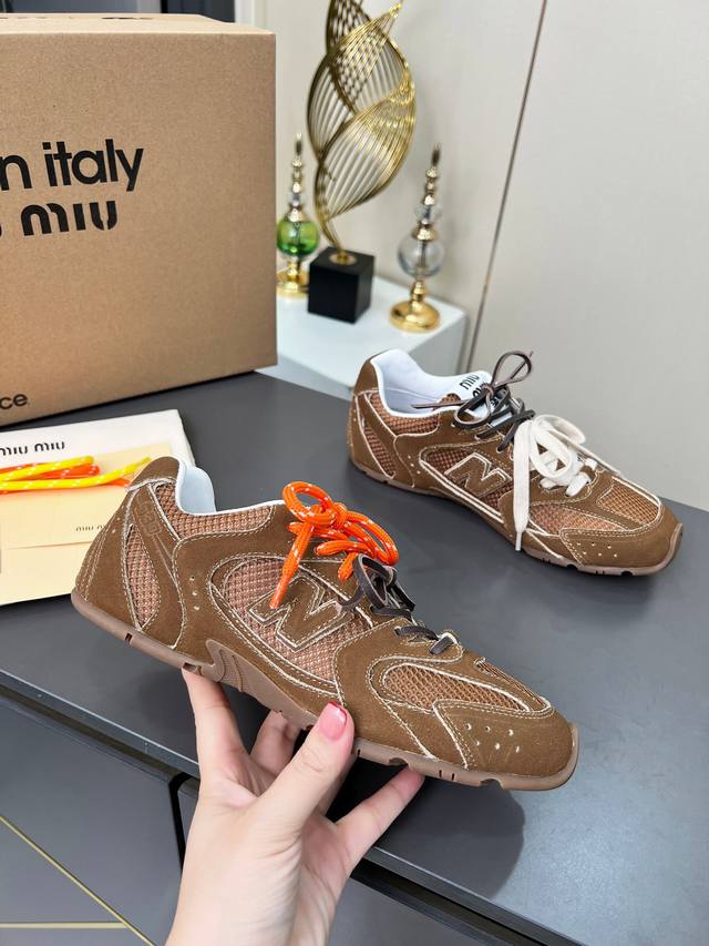 总共48个颜色网面9个颜色单鞋20个颜色半拖 皮里9个颜色半拖 毛里3个颜色毛里3个颜色内增高5厘米 4个颜色 Miumiu 缪缪 X New Balance