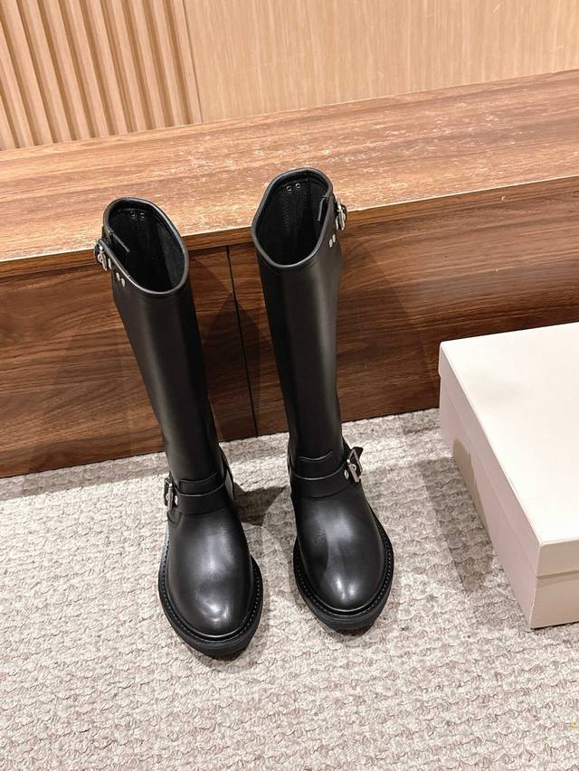 秋冬新新款复古长筒骑士靴 采用优质真皮制作，质感细腻且耐用，能呈现出良好的光泽感。属于高筒骑士靴款式，鞋身带有金属扣饰元素，增添了复古与酷感风格；鞋型利落，靴筒