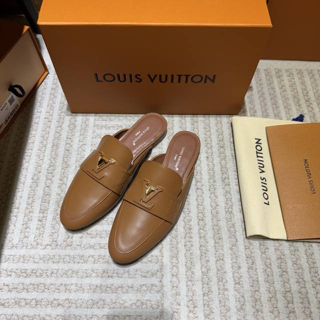 Lv老钱风 Mare Flex 乐福鞋以轻盈柔韧的鞋底重绎 Lv Mare 乐福鞋。牛皮鞋面点缀局部包覆皮革的 Lv 字母装饰，回溯 Capucines 手袋的