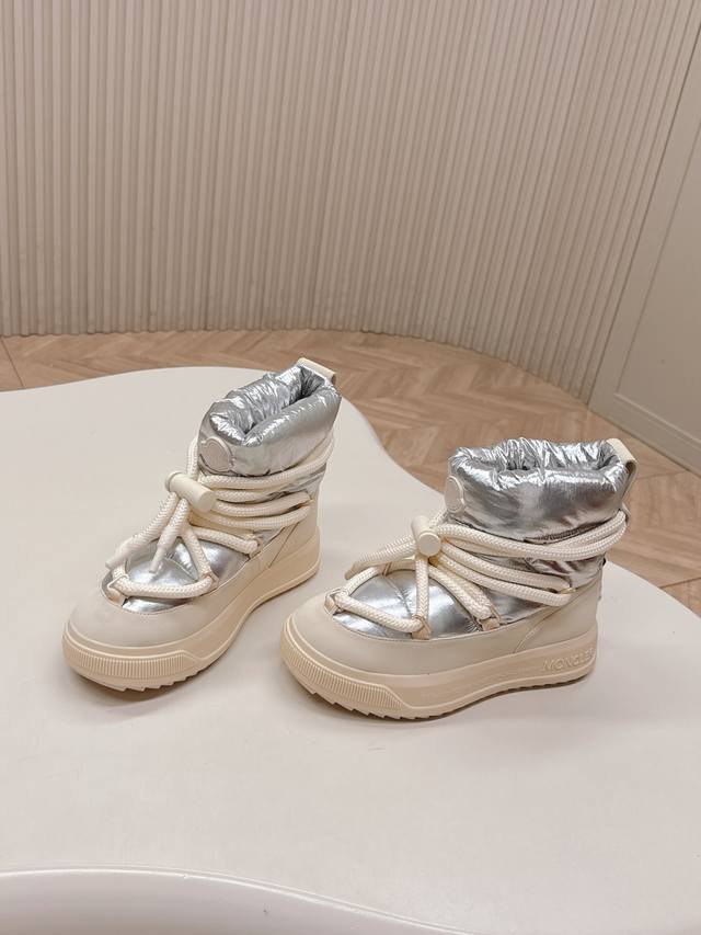 Moncler2025新款雪地靴 奢华与功能的完美融合 行走的羽绒服:防水尼龙+加绒内里，-10℃也能暴走雪地 工业风美学:粗绳鞋带+撞色，机能感拉满 低调奢华