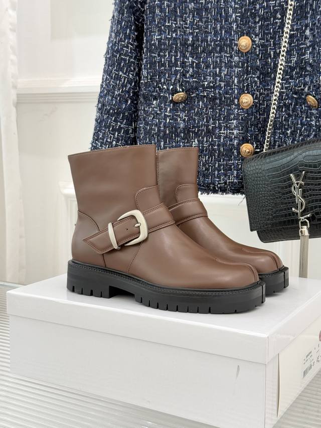 短靴 长靴 Maisonmargiela Mm6经典复古皮带扣 分趾靴系列 当15世纪日本 足袋 的东方基因， 邂逅中世纪哥特式的暗黑美学， 在传承中完成一场跨
