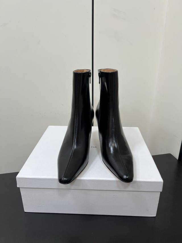 Byfar25Ss 秋冬上新 气质款 全皮版小猫跟 新款短靴 小尖头 更加时髦 拉长腿型 可以看到我们靴子侧面是按照人体腿型设计出来的弧度 上脚非常秀气好看 B