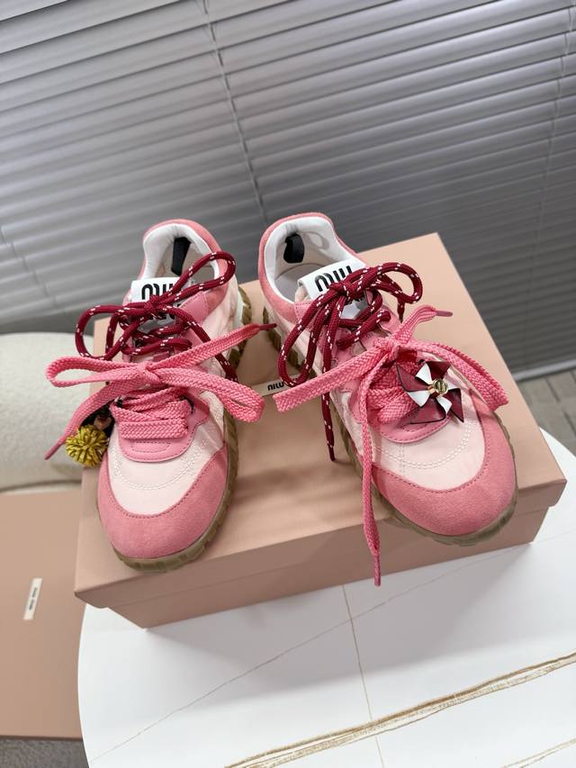 Miumiu 2025 New Arrival～ Miu家最新款｜复古德训鞋；阿甘鞋；运动鞋 这款系带休闲运动鞋妥妥的美式复古风格～ 上脚超级好看舒适经典百搭的