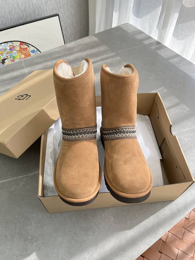 栗色 厂价P： Ugg秋冬新款经典短靴 新月系列！ 复古风尚，温暖奢华 鞋面精选牛翻毛材质，匠心独运，穿着时不易出现折褶现象，告别传统短靴易出现折褶的尴尬，上脚