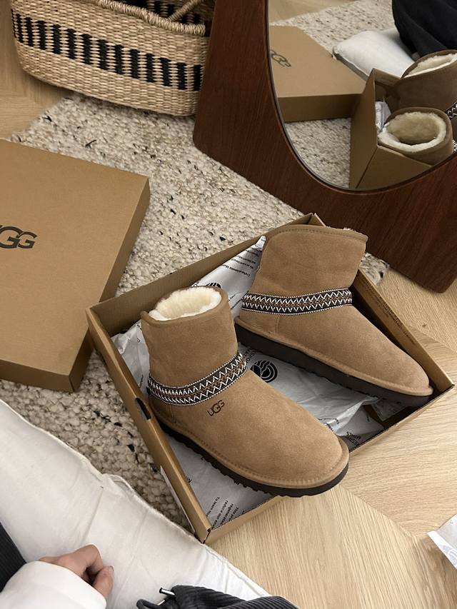 正码 Ugg 新月款54 鞋面设计：鞋面采用优质牛皮。 鞋内里材质：采用羊皮毛一体，质感细腻，舒适亲肤。 舒适轻盈，自在出街，舒适的Treadlite By U