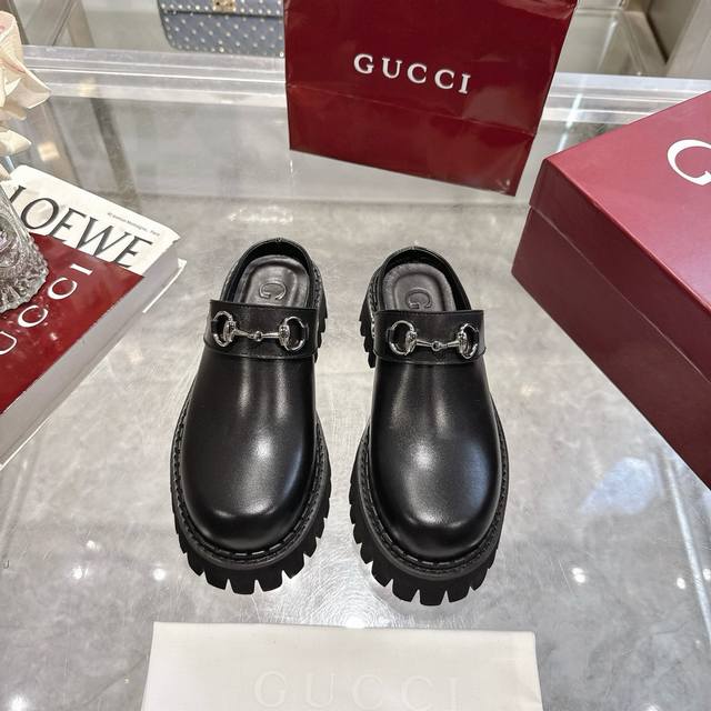 女性穆勒鞋配马衔扣 Horsebit向该品牌的马术历史致敬，多年来它已成为一个既具有历史意义又具现代感的象征。这里，它定义了这款黑色牛皮制作的女性骡子鞋。 黑色