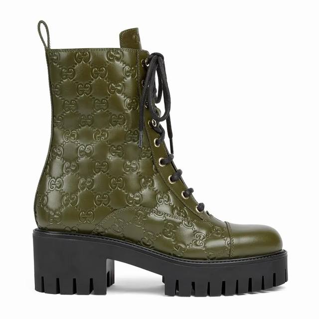 女士Gg系带牛皮面踝靴 这款系带踝靴采用标志性Gg牛皮革精心制作，彰显品牌隽永优雅的美学风格。这款踝靴采用大胆的廓形设计，搭配橡胶沟纹鞋底，提供稳固支撑的同时，