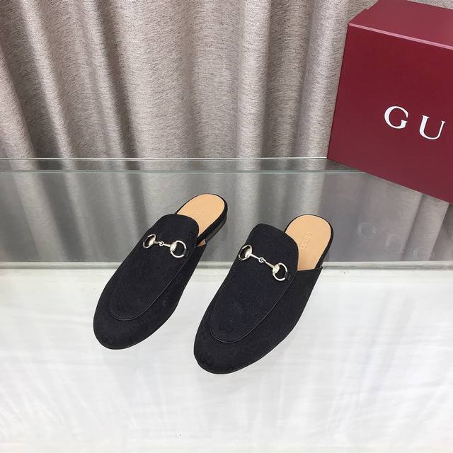 2025早秋新配色Gucci 古驰Princetown经典款系列最新版面双G布面穆勒鞋马衔扣平底半拖鞋 作为设计传承的杰出代表，新系列饰马衔扣乐福鞋，生动彰显经