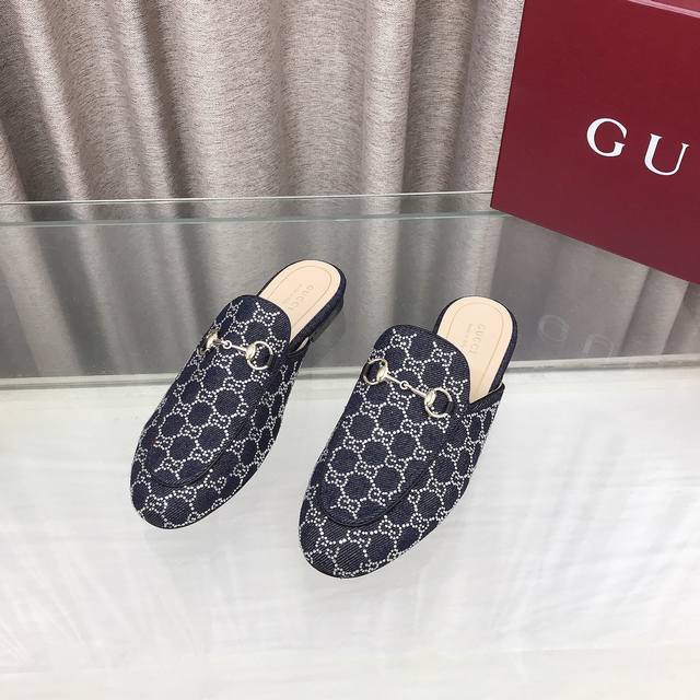 2025早秋新款Gucci 古驰Jordaan经典款系列最新版面牛仔布面烫钻穆勒鞋马衔扣平底半拖鞋 本系列尤为注重通过细节打造单品亮点，以蕾丝水晶和薄纱等富有女