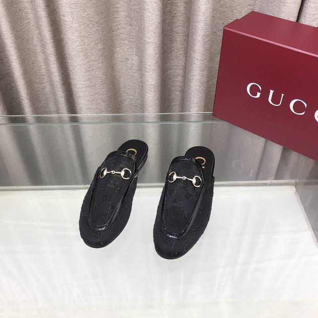 2025早秋新款Gucci 古驰Jordaan经典款系列最新版面网纱面烫钻穆勒鞋马衔扣平底半拖鞋 本系列尤为注重通过细节打造单品亮点，以蕾丝水晶和薄纱等富有女性