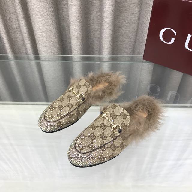 钻面 2025早秋新配色Gucci 古驰Princetown经典款羊毛拖鞋系列最新版面双G绒面穆勒鞋马衔扣平底半拖鞋托斯卡纳毛拖鞋 作为设计传承的杰出代表，新系
