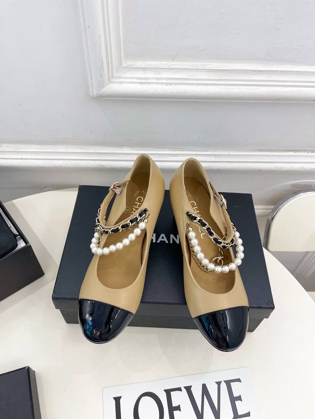 小香 25 2025 春夏新品 专柜经典走秀款 小香双C珍珠链条玛丽珍鞋 系列上新 时尚圈的绝绝子 搭配将演绎着细致 极简 永不褪去的经典元素 展现与众不同的穿