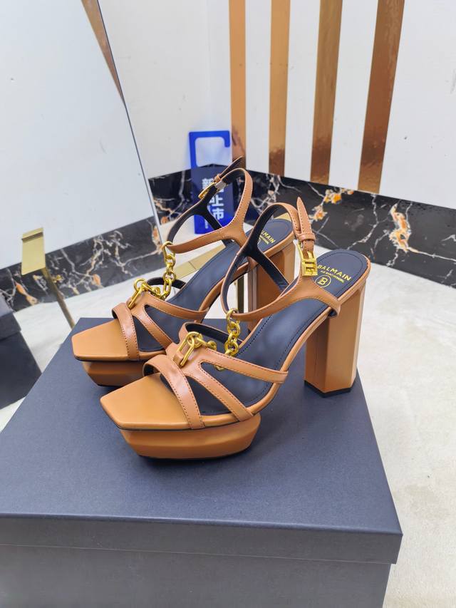 工厂P出 ，* 巴尔曼秋冬2025最新款走秀防水台时装高跟凉鞋 品牌巴尔曼由法国时装设计师 皮埃尔.巴尔曼 先生创立于1945年的老牌定制时装工厂P出 ，* 巴