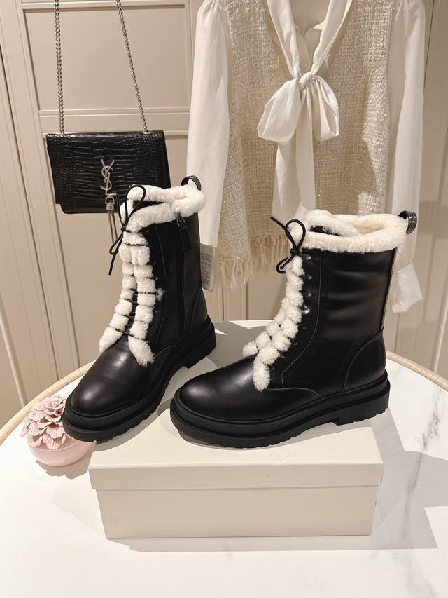 出厂价Pp： 市场最高品质 独家款2025最新款 羊毛短靴 Brunellocucinelli 源自乐福鞋的经典灵感定义了这款新胶底鞋的现代优雅风格。珍贵的进口