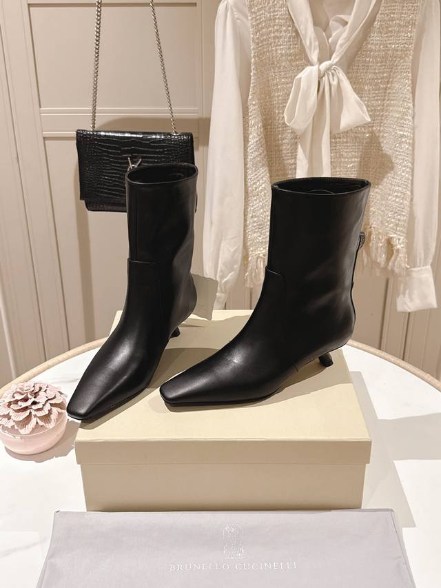 出厂价Pp： 独家款式！ 市场唯一对版 最高品质 独家开模款Brunellocucinelli 短靴 的经典灵感定义了这款新的现代优雅风格。珍贵的进口小牛京皮上