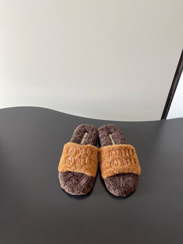 飞机盒10 Miumiu 新款羊毛拖来啦 时尚圈的小可爱 毛茸茸的质感，仿佛把云朵穿在了脚上，软乎乎的超治愈~经典的Miumiu标识精致又吸睛， 黑白棕米多种配