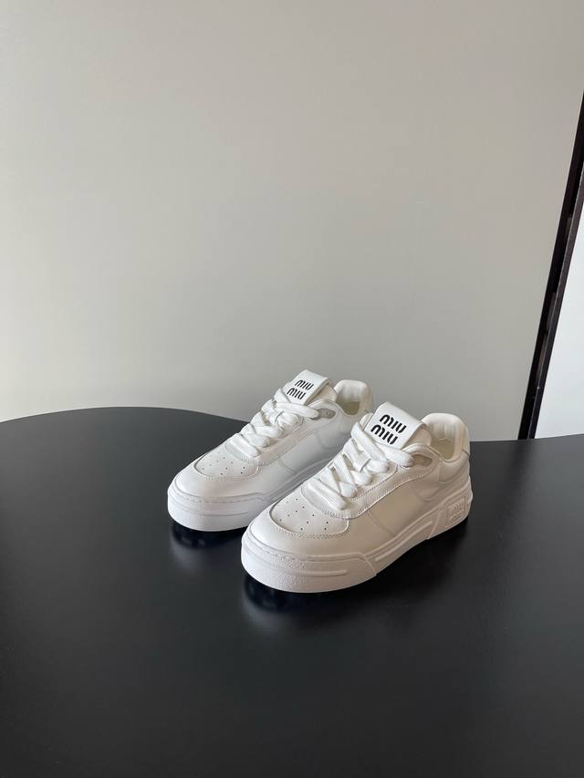 飞机盒10 Miumiu 最新 擦色 做旧 复古 时尚 德训 阿甘 厚底休闲鞋小白鞋 原版顶级复刻 专柜同步发售 面料采用特供进口小牛皮面 整双鞋就是非常显质感