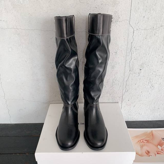 Lort In Echo秋冬新款堆堆靴，靴口堆叠按钮拉链设计，细节满分，百搭随性，日常出行轻松驾驭，是秋冬穿搭的时髦利器对版油蜡牛皮面料，绒布内里，对版私模大底