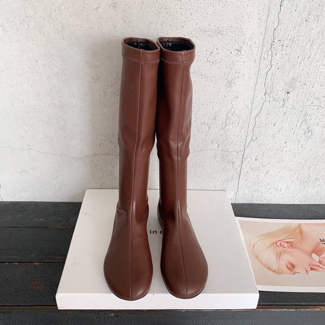 Carven巴黎走秀款弹力靴，被问爆的Carven战靴，日常又时尚的单品，满满的感激感对版弹力皮面料，进口莱卡内里，意大利进口真皮大底，码数：35-39# 40