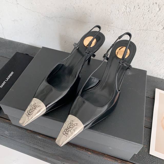 绝美高跟鞋，封神、绝美的Ysl时装鞋，把优雅做到极致，又酷又飒，唯有Ysl最懂女人心，美就完事了Z:1订制漆皮 真丝布面料，羊皮内里，跟高：7.5Cm ，意大利