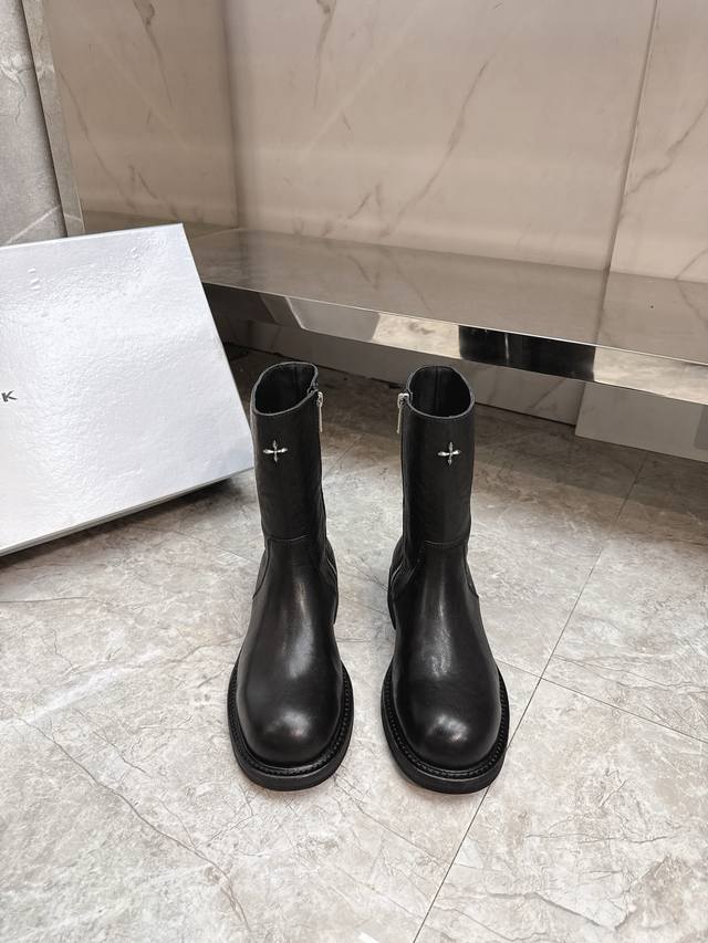 Smfk 2025秋冬新款荒野狂飙系列马皮靴， 最近非常火爆的老钱风，闭眼可入，非常时髦的单品之一超多网红博主、明星都穿Smfk的废土风靴子，真的是越看越上头，