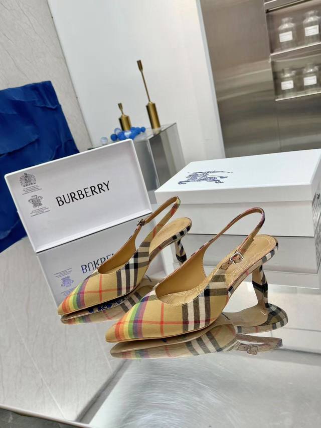 新品上架Burberry 巴宝莉细跟，平底秋鞋渠道货 硫化一脚蹬巴宝莉秋鞋必须专柜一致！鞋面采用巴宝莉特殊格子，三线电绣垫脚，原版开模扣子，极致柔软的皮革材质与