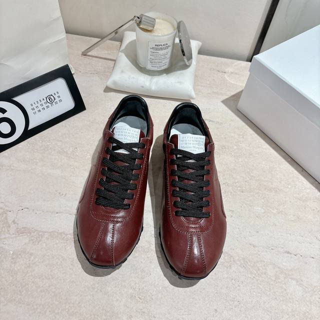 Maison Margiela 马吉拉2025秋冬系列情侣款阿甘鞋德训鞋 新款Sprinters运动鞋轮廓采用做旧植柔牛皮制成，灵感来源于复古跑鞋。通过做旧、缝