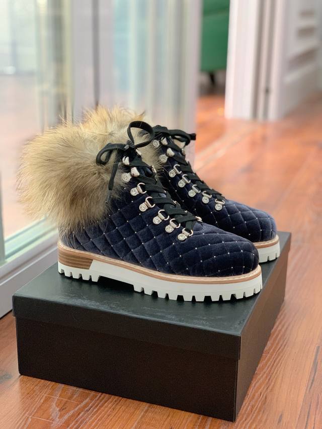 Lesilla 领口狐狸毛款。代购级。莱斯娜意大利知名品牌。他的设计灵感源自于使一个女人的形象真实而充满魅力。品牌以奢华风格著称整个设计充满古典和华丽的风格，有