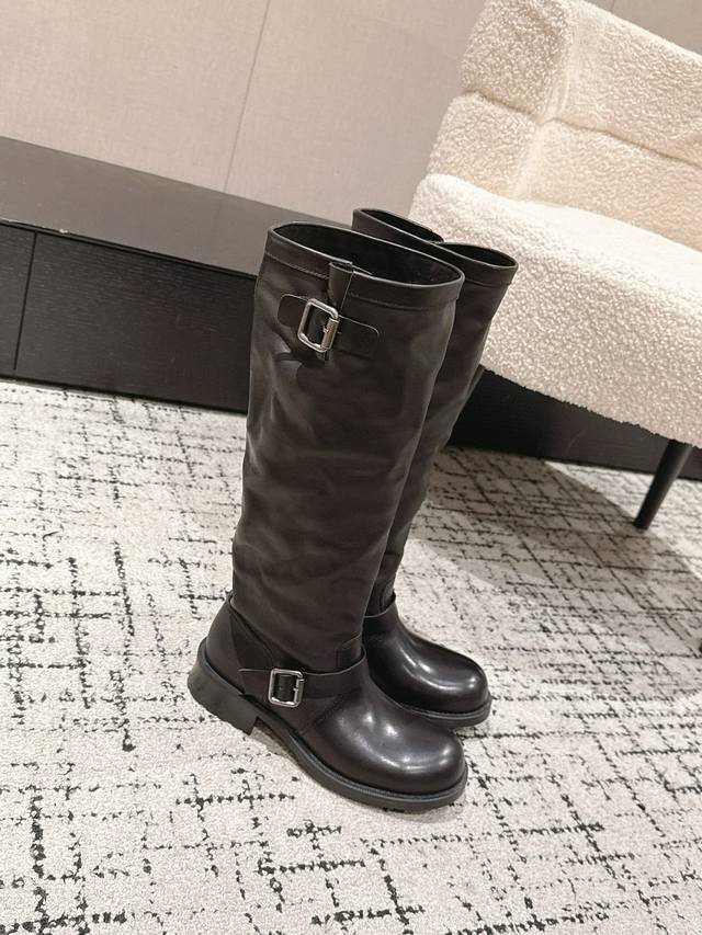 顶级版本 Prada 普拉达 25 Ss 秋冬新品 皱皱靴 机车靴长靴 Prada 骑士长靴｜ 野蛮生长 碾碎精致套路 油蜡皮揉出褶皱野心 金属扣锁住 反精致