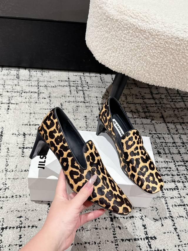 顶级版本 Jil Sander 吉尔桑达 25 秋季 最新 小方头乐福鞋一脚蹬套脚平底单鞋 典型的乐福鞋鞋型，属于一脚蹬，方便穿脱。鞋头为方头设计，这种鞋头风格