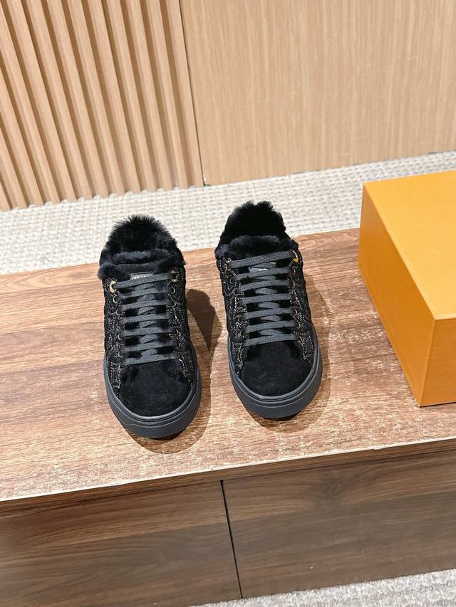 驴家新款羊羔毛 Logo刺绣滑板鞋 经典厚底运动鞋本款Time Out 运动鞋为柔软牛皮革压印迷你 Monogram图案，焕新Lv 的经典设计。3D标识点缀，加