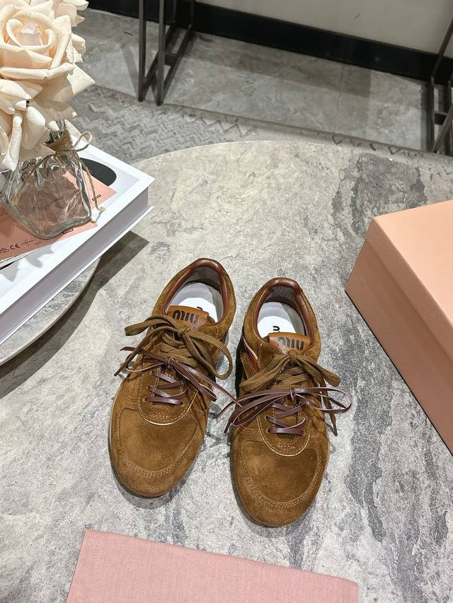 皮里 ， Miumiu X New Balance 联名款Nb运动鞋 Miu Miu 缪缪大秀上爆出的这双与New Balance 新百伦联名款运动 球鞋 后全