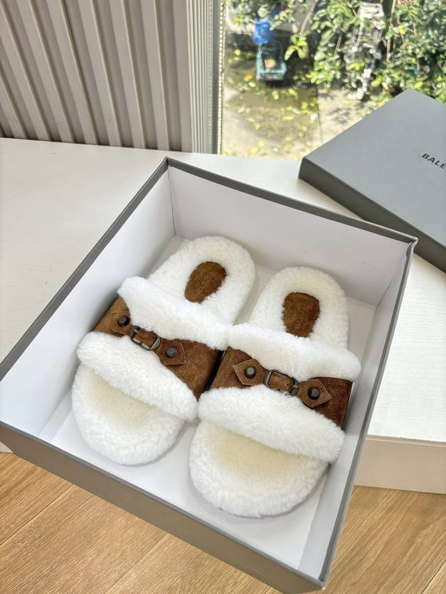 G021代购级别Balenciaga巴黎世家25Fw毛拖鞋棉鞋请认准高版本 这款靴子在设计上独具匠心 以绑带与皮带元素作为亮点 不仅能将靴子稳固贴合于足部 更可