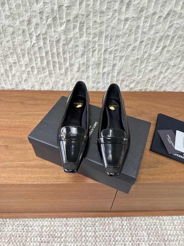牛皮 G731 Saint Laurent 圣罗兰 25Ss秋冬新款 方头 平底 单鞋 标志性的小Logo是这双鞋的灵魂所在 以低调而精致的姿态呈现于鞋身之上。