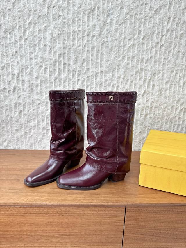 G731 Fendi 芬迪 25Ss秋冬新款 粗跟直筒 裤管靴 长靴 今年的叫裤管靴，超级无敌时髦，靴筒包裹鞋跟，时尚前卫带感劲儿十足！上身180大高个既视感！